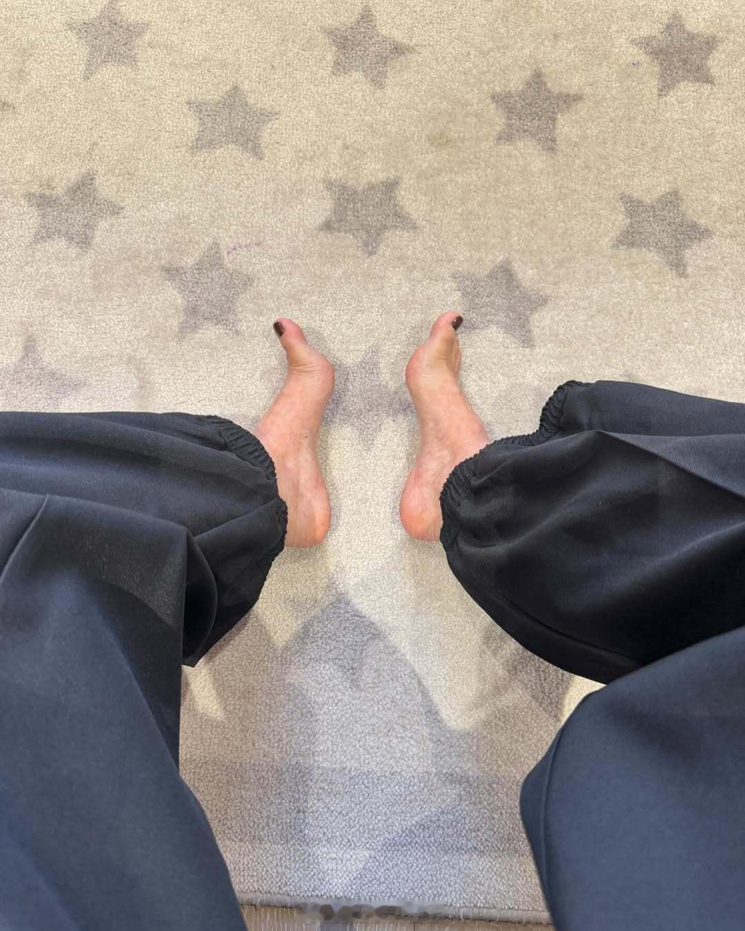 第一次涂褐色脚脚美甲，这个美甲油的味道好香～​​​