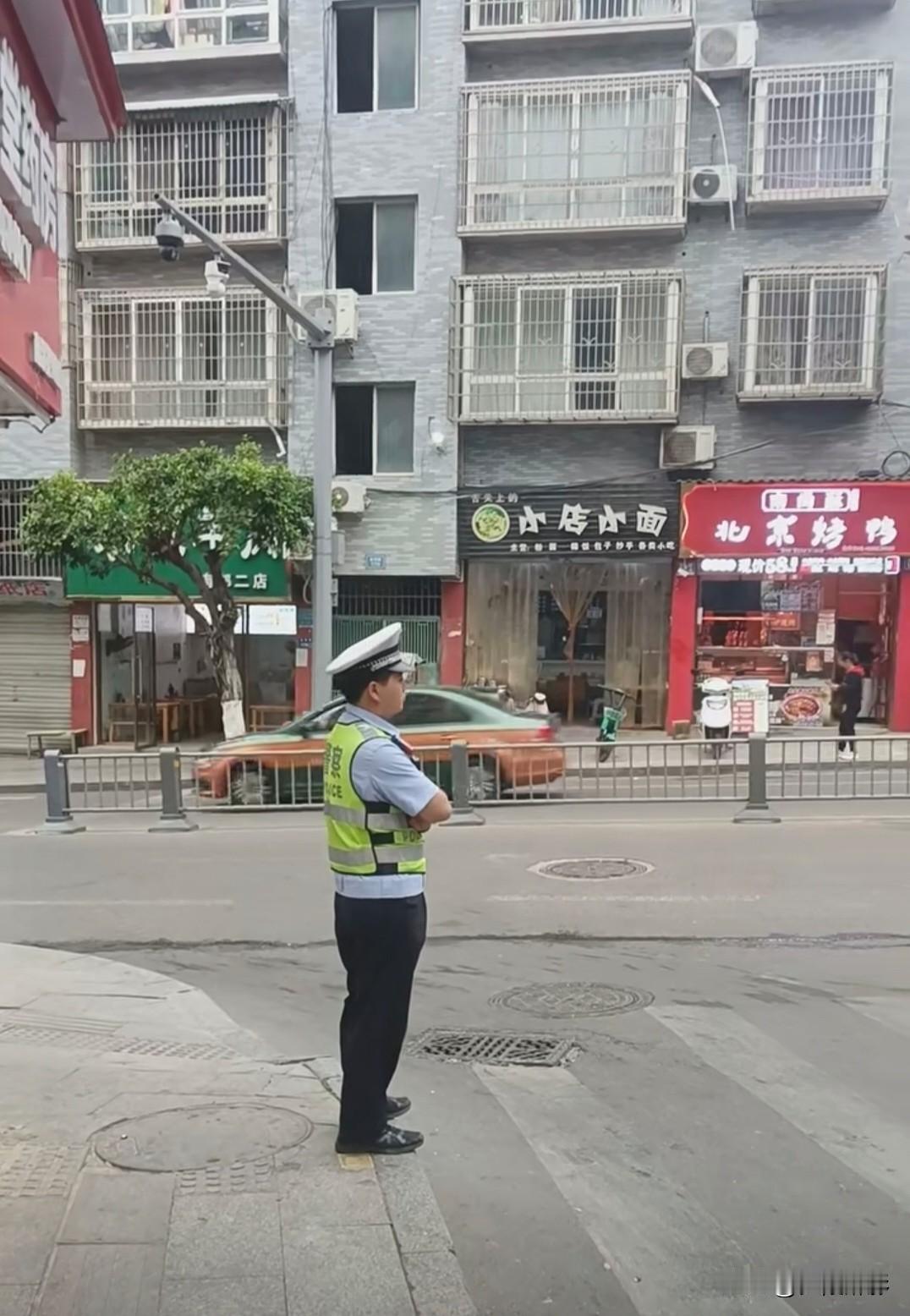 南部县的家人们，又在查车啰！刚刚路过金洞桥三叉路口，现场交警正在严查摩托车