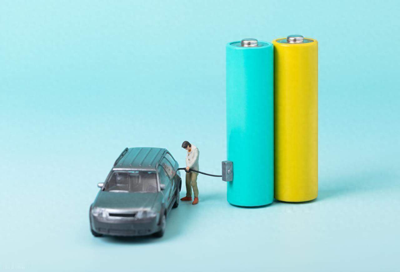 全球关键时刻：中国固态电动汽车电池下线，续航里程有望提升2倍2025年1