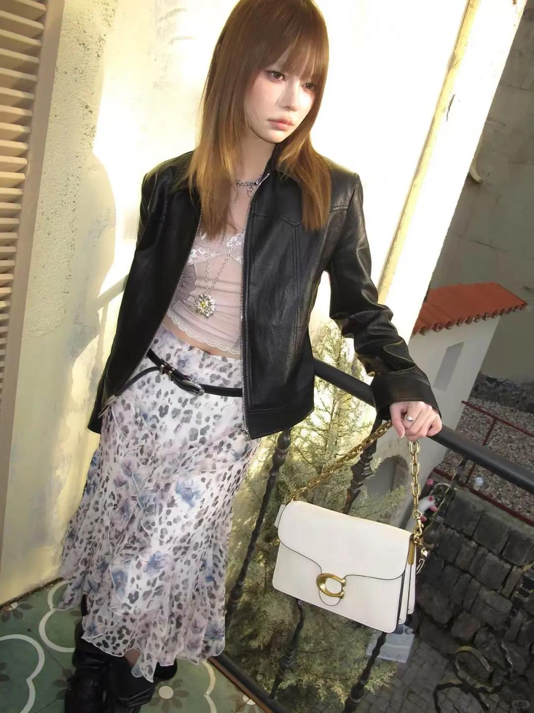 黑色皮夹克搭配印花长裙