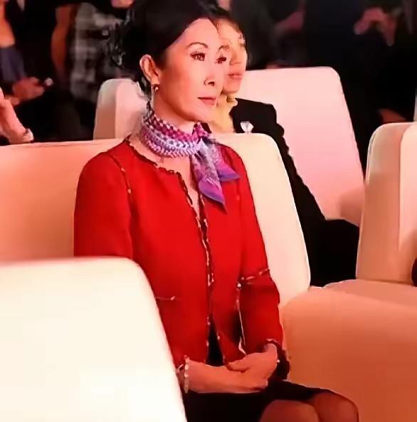王思聪的妈妈林宁突然被刷屏，原因不复杂，一张在活动现场的侧拍照片火了，直背、合