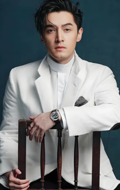 胡歌近期引发热议核心是他在公开场合与采访中流露出的极度疲惫厌世、精神压抑、对行