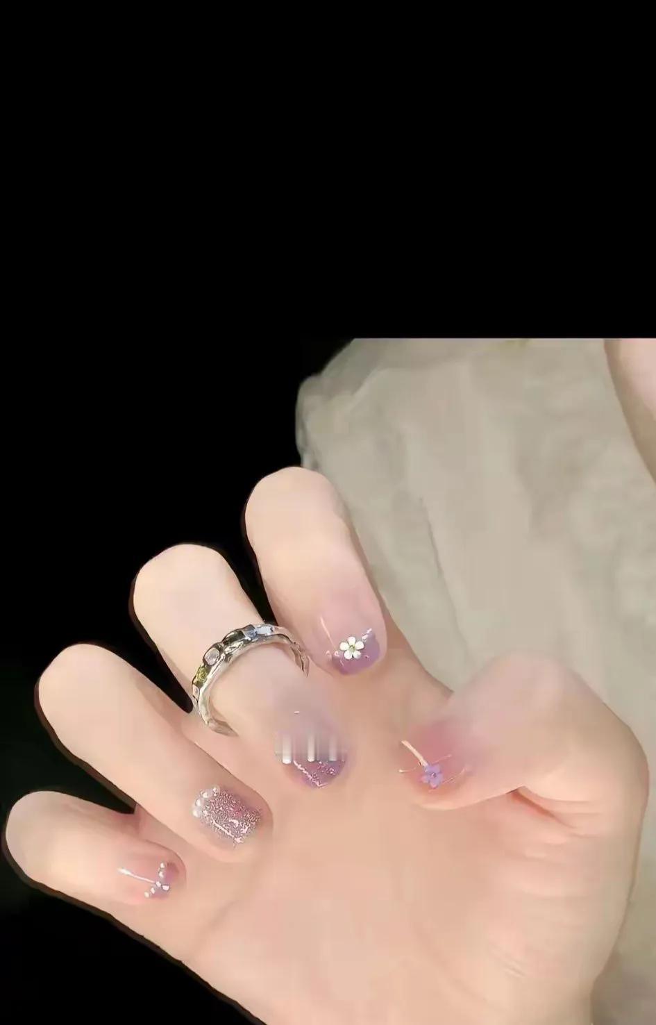 超喜欢这款美甲，真漂亮！可惜我的手，配不上这好看的美甲！