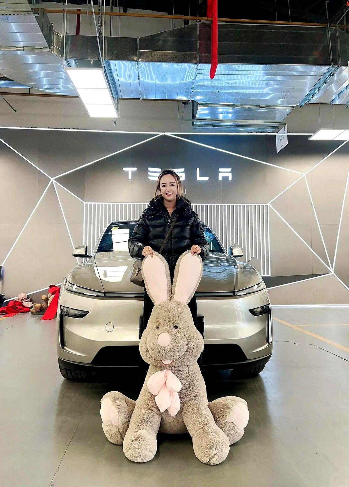 昨晚,小红书博主“又送我一辆大玩具”晒出一辆崭新的特斯拉ModelY,配上“承