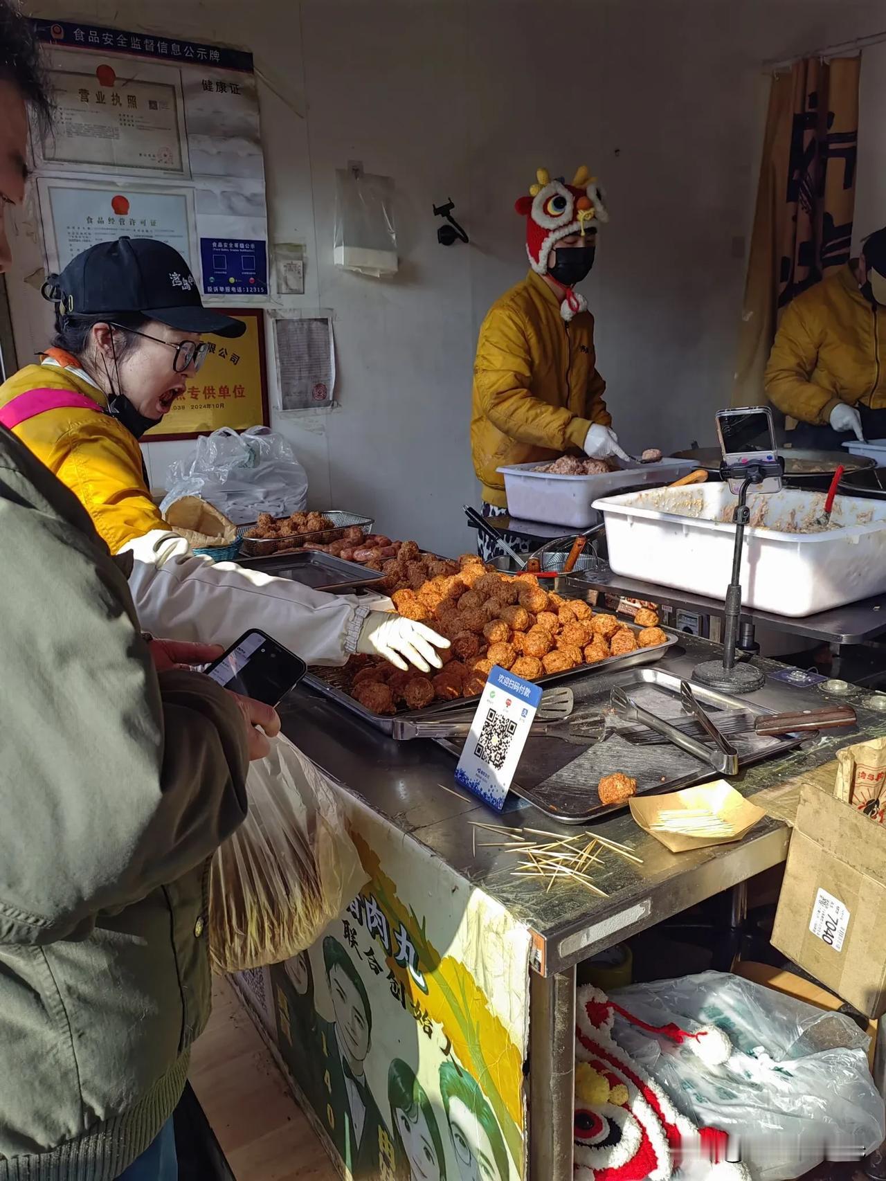 海泊河早市，炸肉丸子摊位，每天必须要排队。今天的肉丸子是孜然味的，别具一格，28