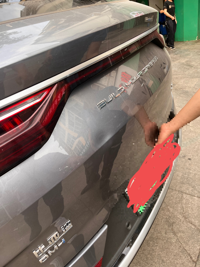 比亚迪宋plus后壳手掌直接按出个坑同事的车，闲来无聊用手掌推了推后壳，直接推