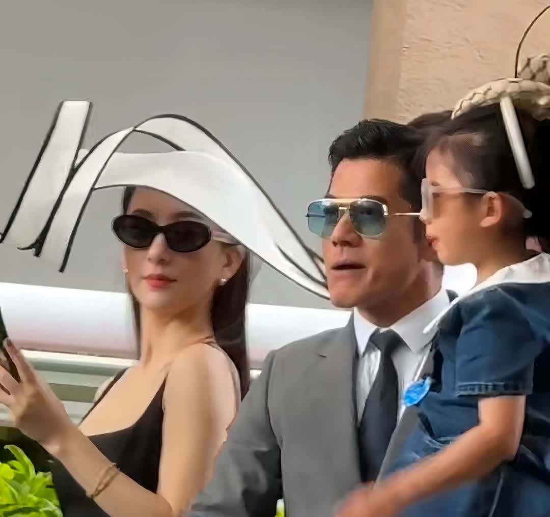 59岁郭富城带着老婆女儿去看赛马，方媛打扮像贵妇，身上孕味好明显，被网友猜测已经