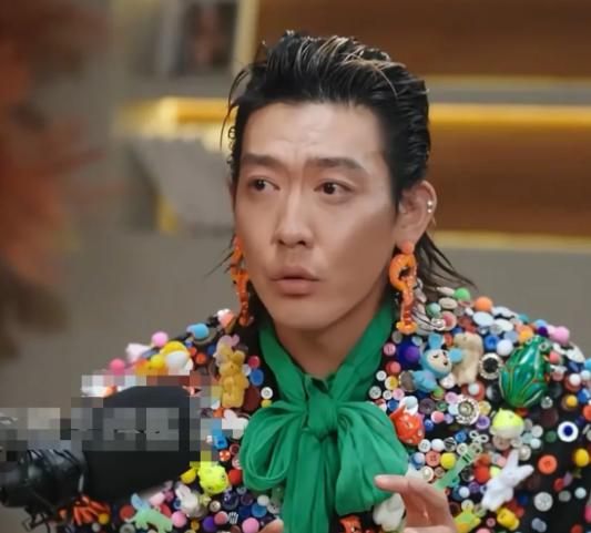 姜思达梗咽道：“我在北京挣了钱后，第一件事就是把妈妈和姥爷从齐齐哈尔接来同住，让