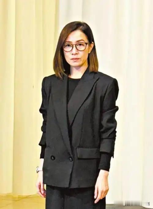 2025年11月18日，TVB老戏骨许绍雄出殡，大批艺人现身送别。佘诗曼连续两天