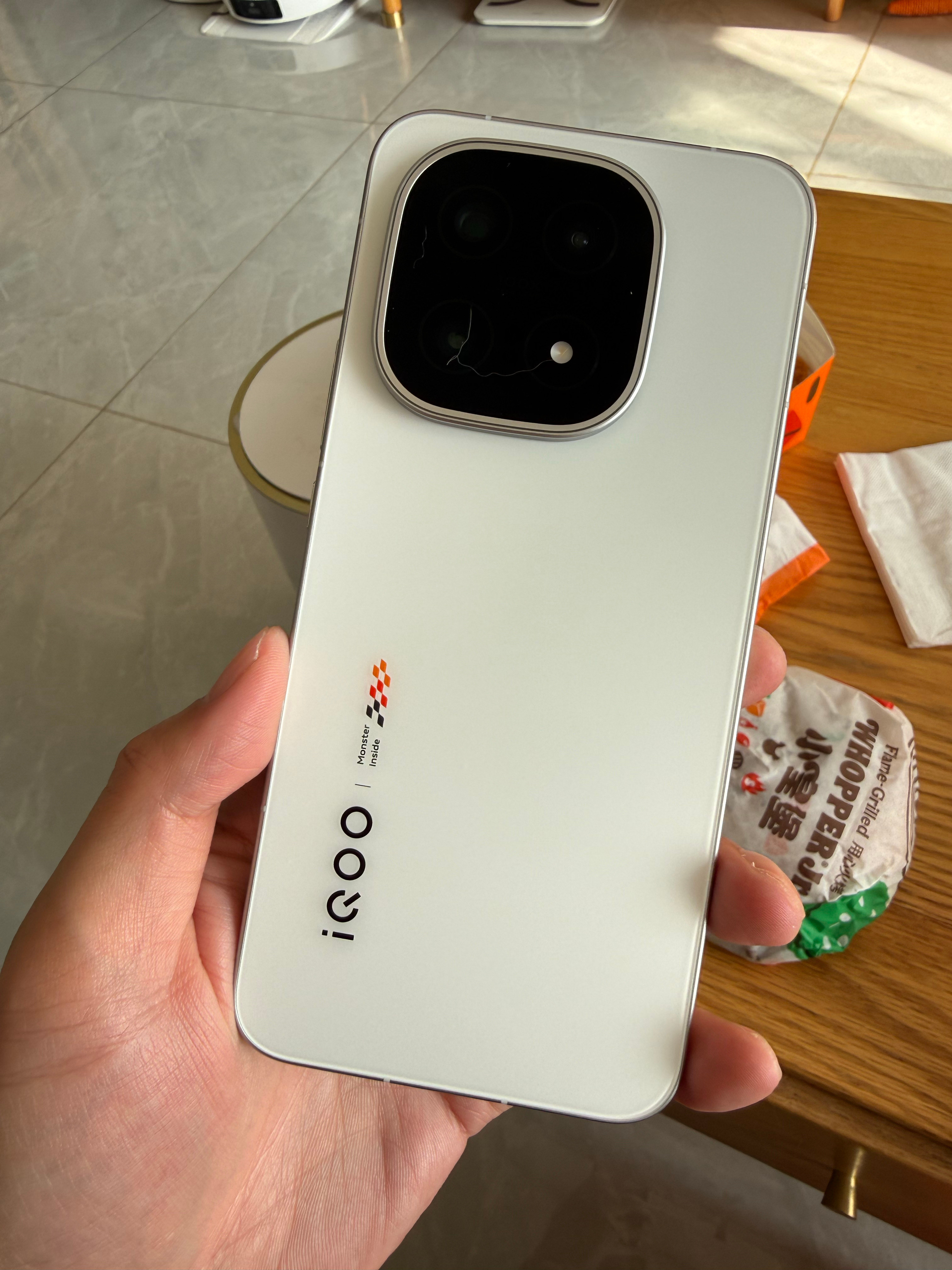 我的iQOO15到了游戏手机现在都这么全能了要啥有啥初上手的这个后盖的质感不错