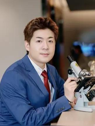 苏俊，香港中文大学超级学霸，一级荣誉学士，德国高校分子生物学天才博士，清华大学博