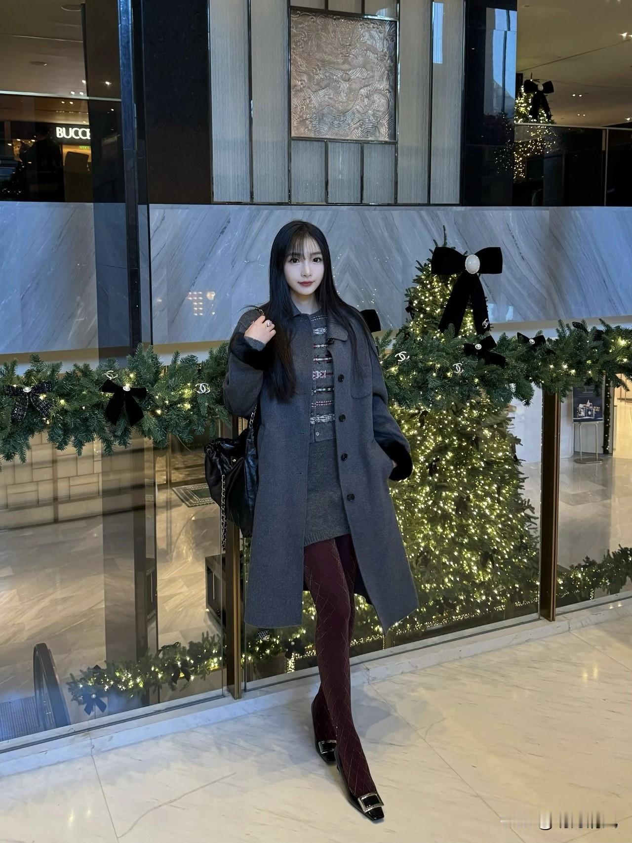 （秋冬叠穿小心机）发现没？今年冬天好多姐妹都在灰大衣里藏了双酒红袜子！上