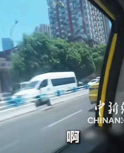 外地游客搭乘重庆出租车，万万没想到，自己意外卷入一场路面疯狂对峙。道路上车流