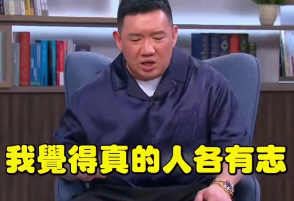 卖国贼杜汶泽拿馆长做对比，它觉得它不依靠别人很骄傲。显然，它又在撒谎，它之前煽