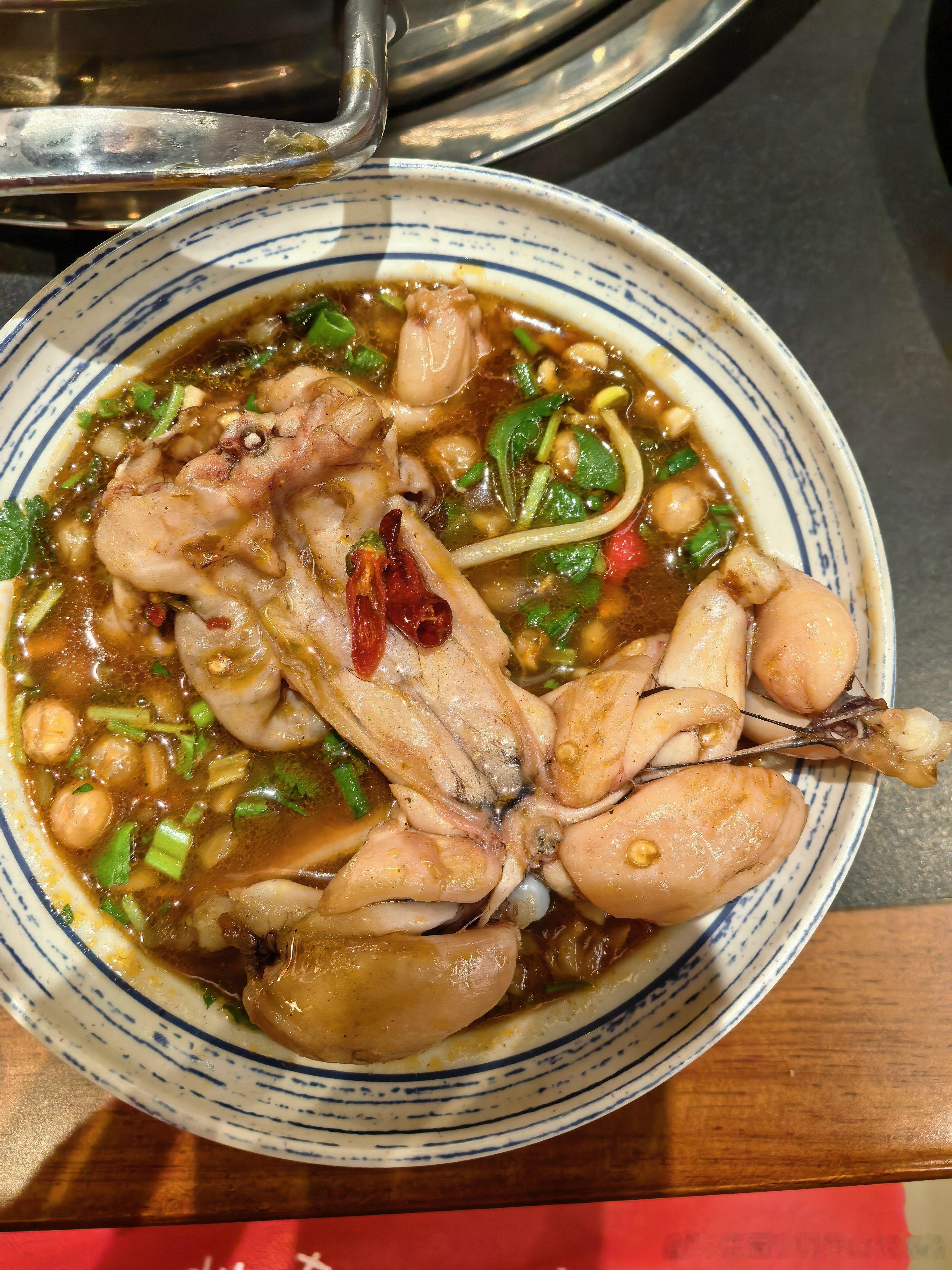 吃冰淇淋真的是快乐捏今晚还吃了美蛙鱼头火锅