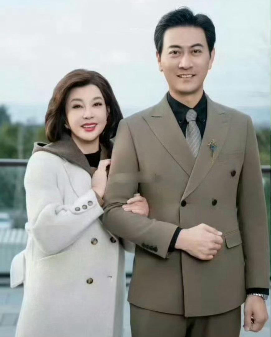 75岁的刘晓庆和一位80后男演员拍了一部短剧剧中还领了证甚至演的是兄妹恋​