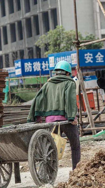 改革开放后，“工人”“农民”的称呼有了新变化，农村人成“农民工”，城市工人有“下