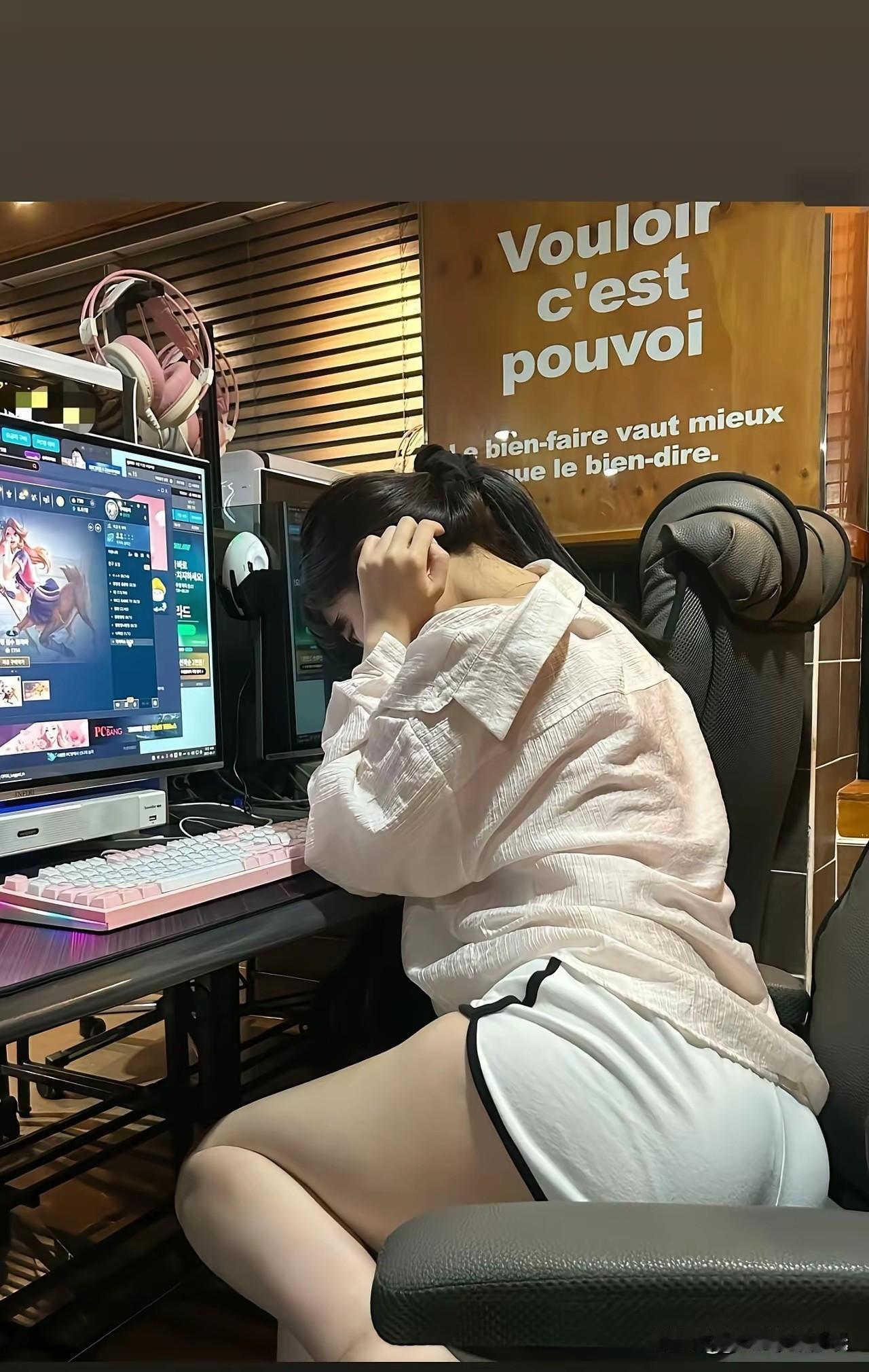 现在去网吧上网的人是不是越来越少了！想当初大学那会，零几年，一到周末直奔网吧包夜