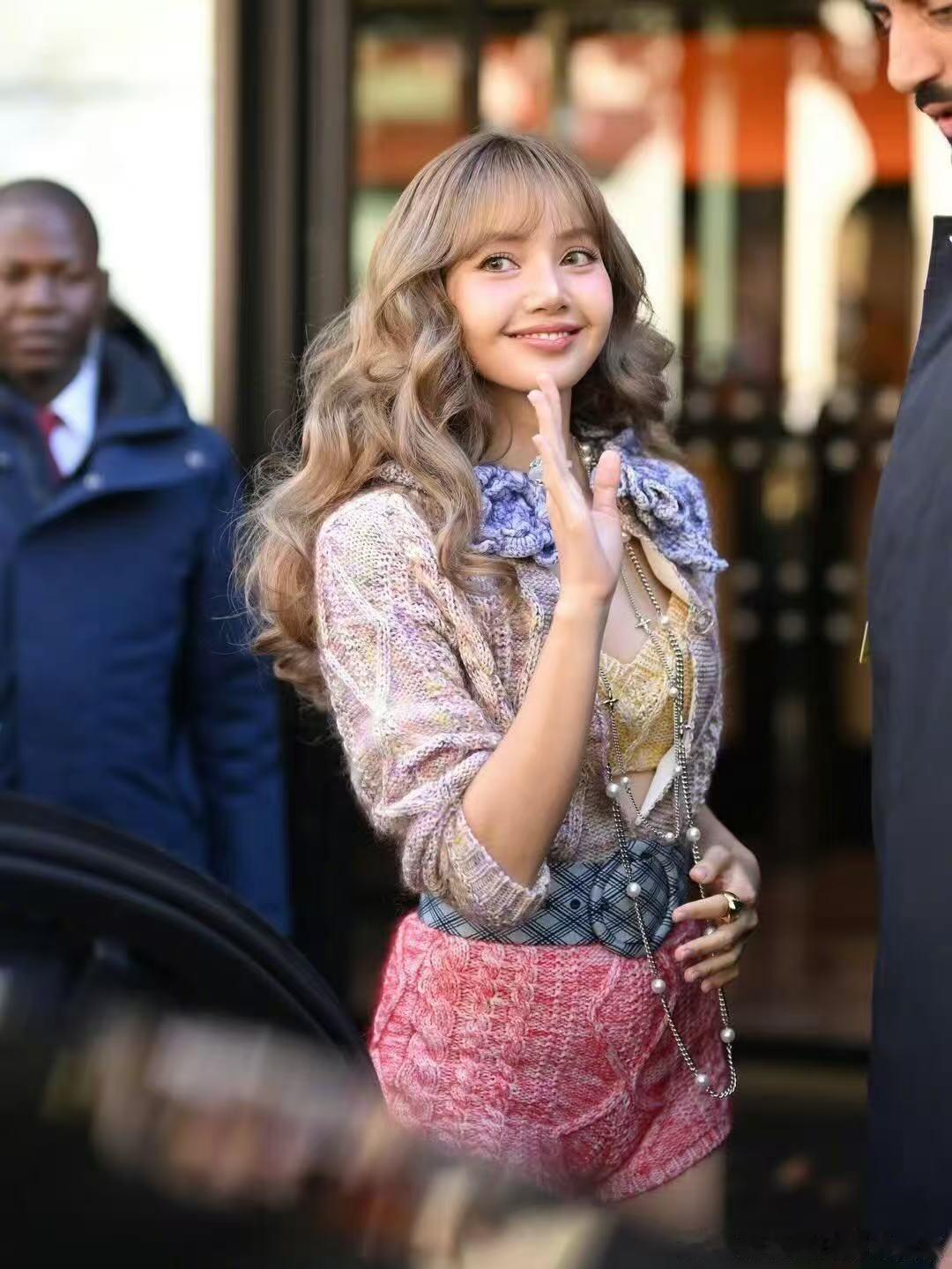 lisa巴黎时装周真人芭比​​​谁懂lisa这个造型有多美！！！完全真人芭比娃