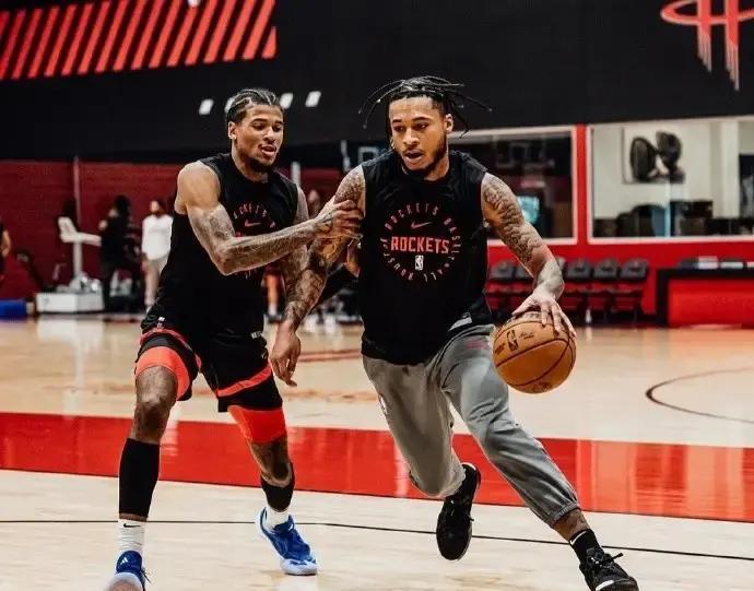 火箭队今年最让球迷血压飙升的，不是输球，是那笔被骂惨的交易。但真正的“鬼故事”，