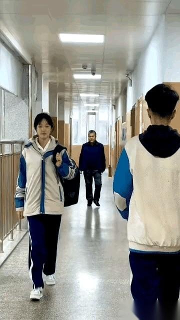 那一脚，踹飞的哪是书包啊。分明是踹飞了一个成年人自己脸上最后那点儿遮羞布。也