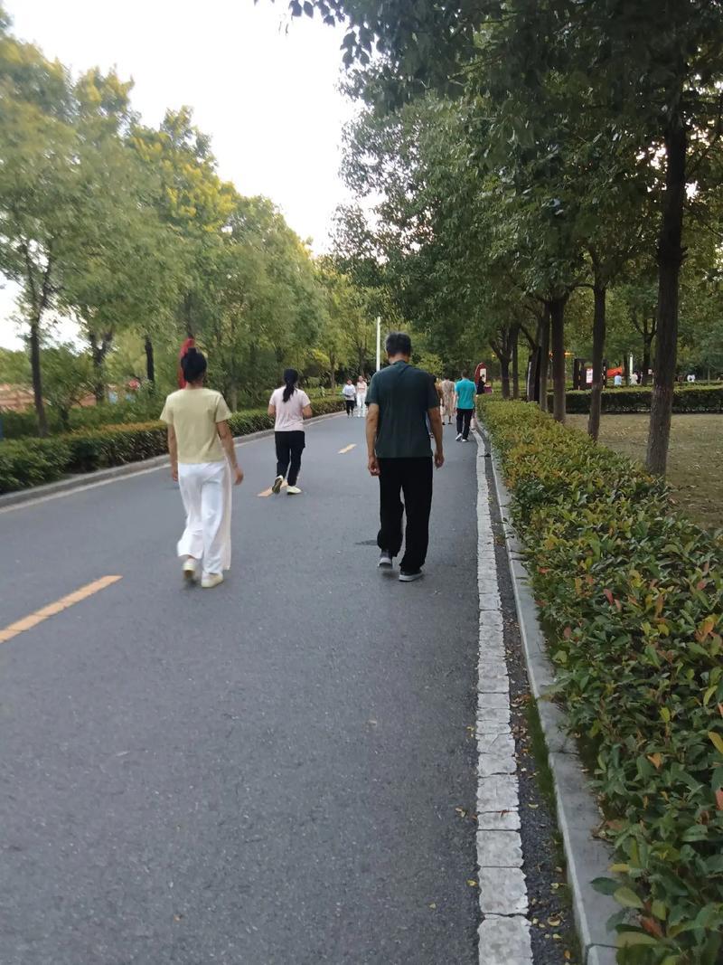 老师过日子真那么“斤斤计较”吗？昨晚闺蜜拉着我吐苦水，说她家那位当老师的丈夫
