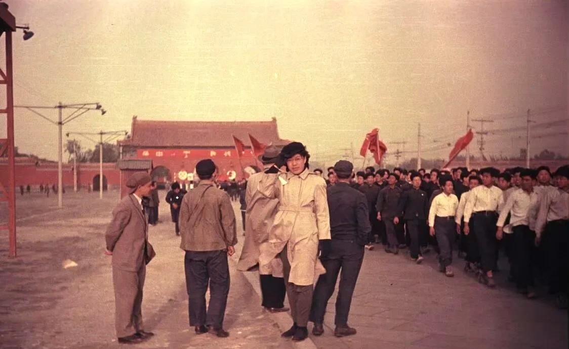 1949年的北京，没想到那时候的人们穿着打扮那么时髦