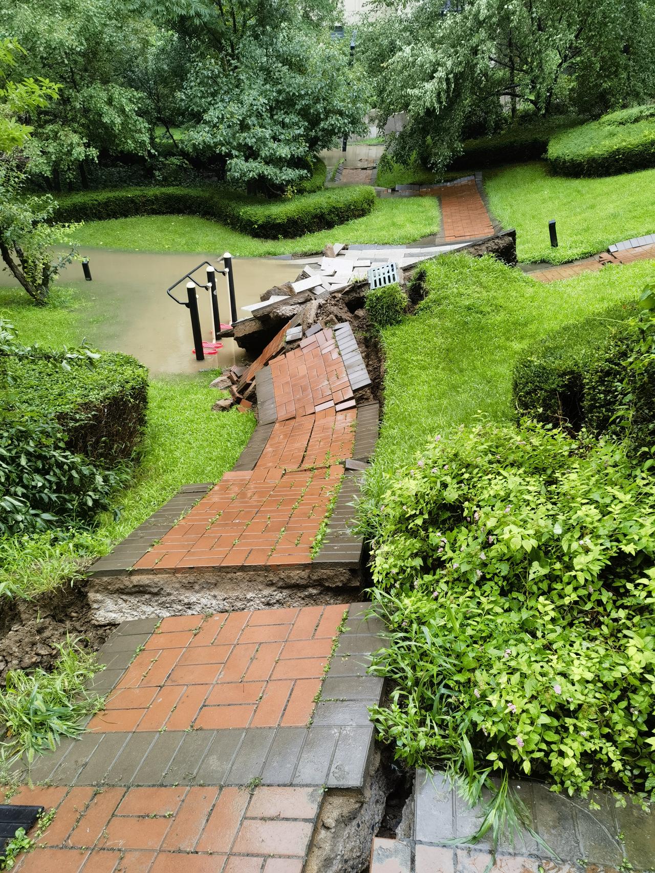 沈阳暴雨突发险情，小区地库塌方令人揪心连日特大暴雨侵袭沈阳，今早八点多，女