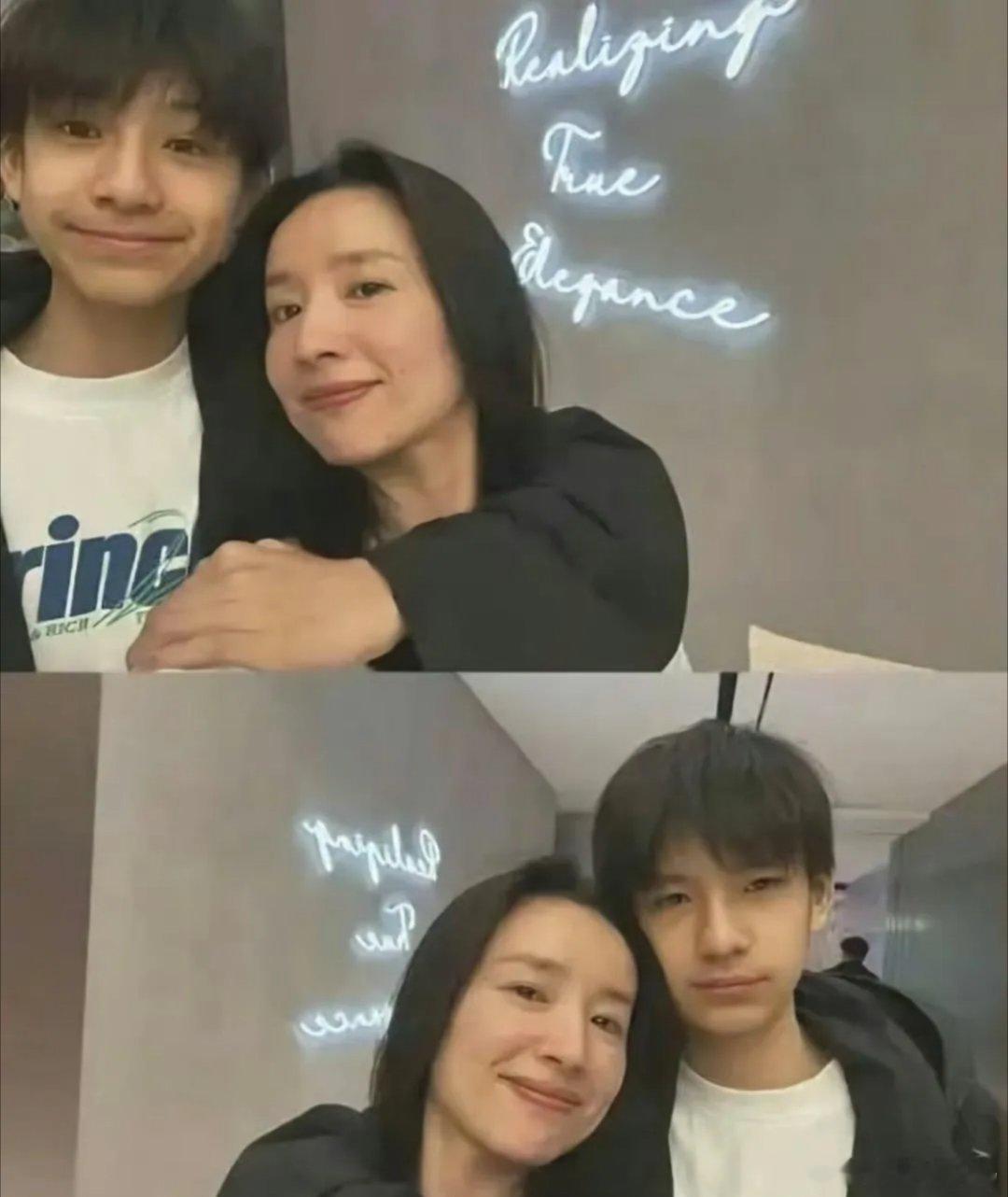 董洁和儿子顶顶素颜同框亮相。顶顶的脸型随父亲潘粤明，轮廓线条十分相像，精致眉眼完