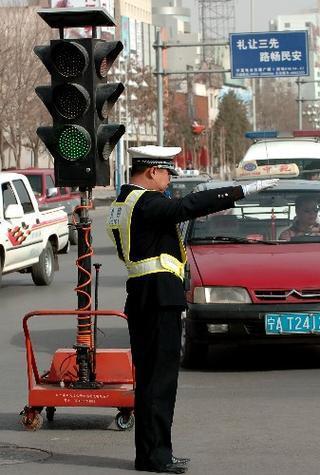 绿的亮了没走，居然也违规？交警:红绿灯的“3个”口诀别忘开车出门遇上红绿灯