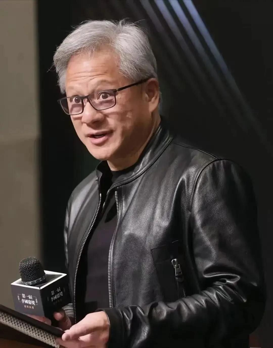 太敢说了！黄仁勋预警AI竞赛，12月8日引热议。全球AI圈的“吹哨人”竟然是