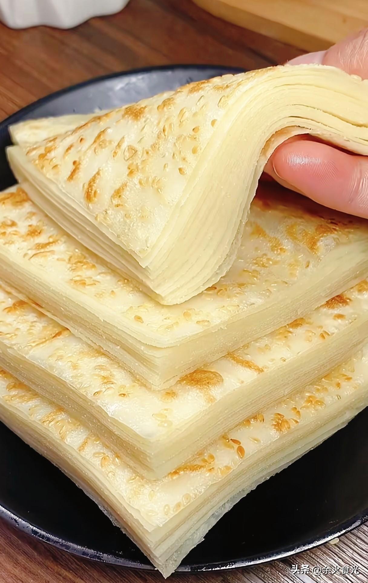 在家烙饼总干硬分层差？北京酒仙桥摆摊36年老姨偷偷传我诀窍，凉了也软还能拉丝