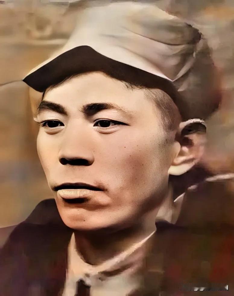 八路军某团长深夜奇痒难耐，脱下军装让警卫员架在火上烘烤icon驱虫，谁知没过多久