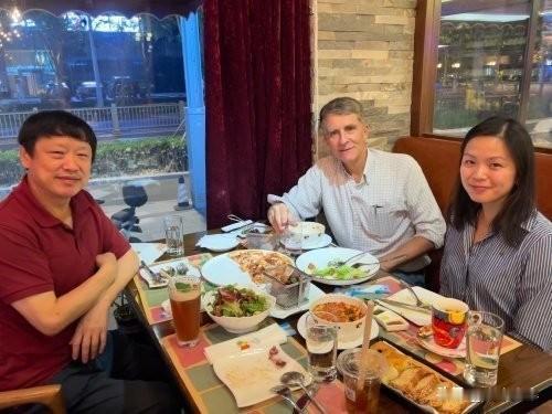 政治立场冲突者无法同桌是键政圈常态。而胡锡进与被中方驱逐的《纽约时报》记者王月