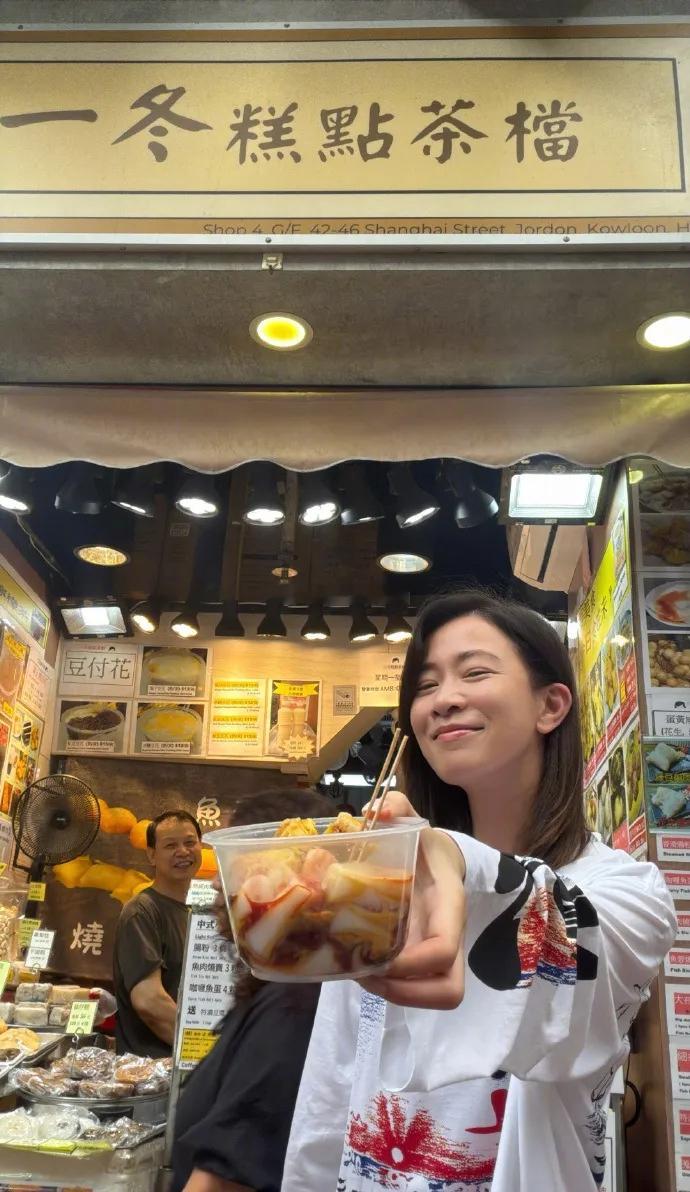 佘诗曼亮相机场潇洒时尚魅力气质超好，身穿白色的海岛风T恤，下身搭配蓝色的牛仔阔腿