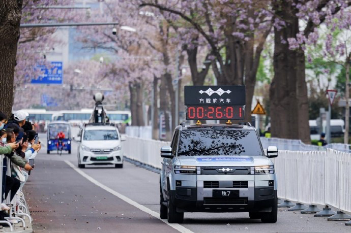 今年全球首场人形机器人半程马拉松在北京亦庄鸣枪开跑，看点拉满了，直接把“具身智能