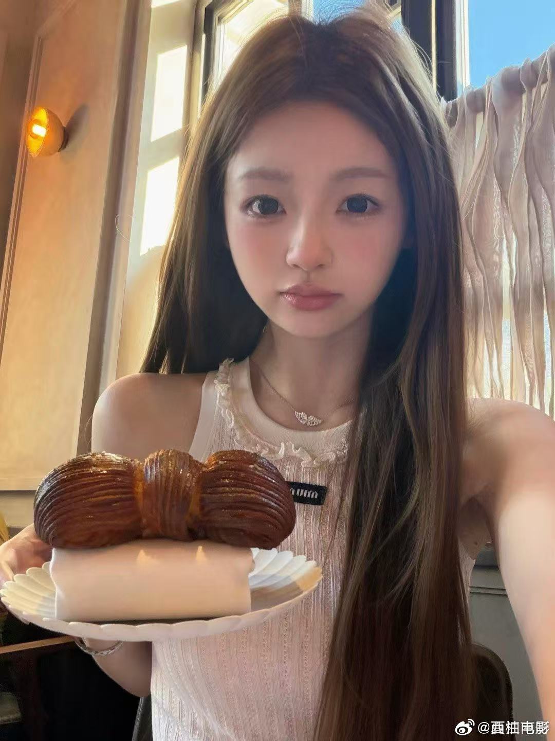 懒懒晒与王思聪同框照懒懒晒和王思聪同框照时光温柔，爱意绵长！懒懒生日定格甜蜜瞬