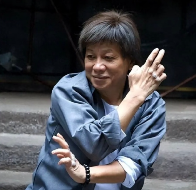 “天下武功，唯快不破”言犹在耳，江湖却再无火云邪神。昨天还在赠字画，今日忽闻巨星