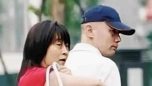 1995年，葛优拍戏赚了350万，把钱全部交给了妻子贺聪。谁知贺聪转身就在北京买