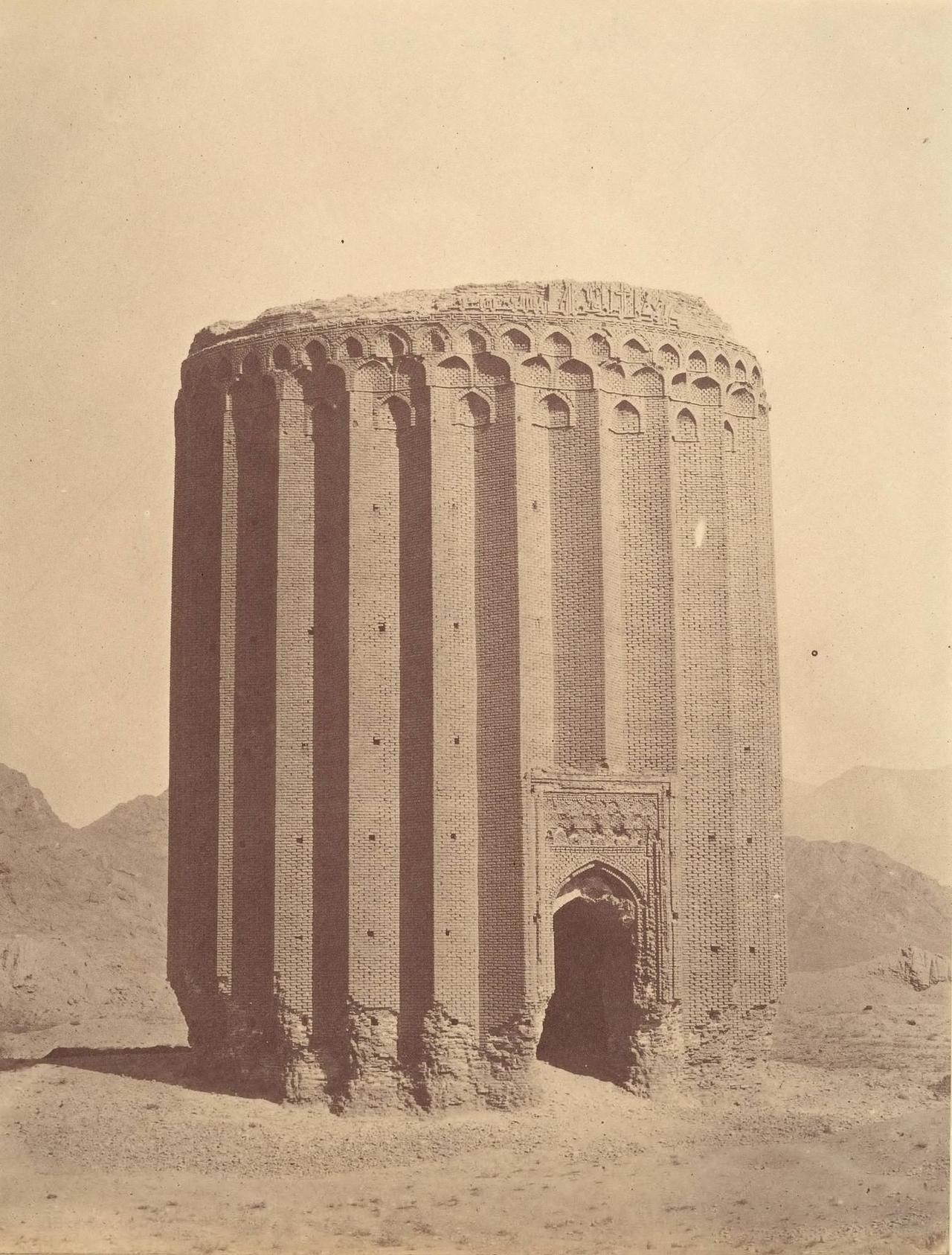 Toghrul图格里勒塔（波斯语：برجطغرل）是一座建于12世纪的古迹，位