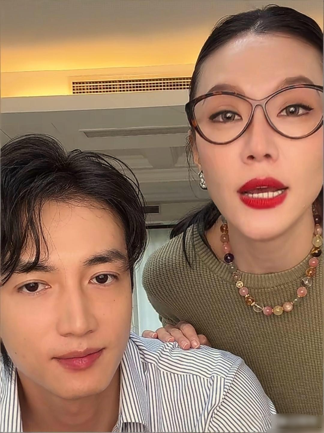 没想到，萧亚轩前任小男友黄皓，回加拿大娶了个大7岁的小姐姐，还生了个可爱的宝宝