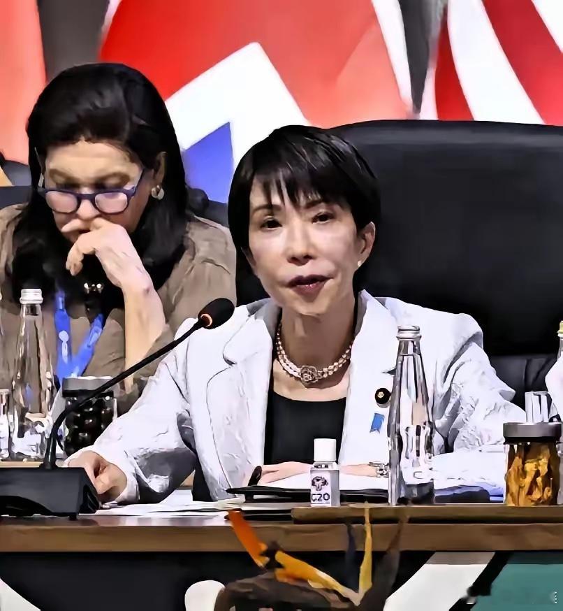 11月23日，高市早苗在二十国集团峰会结束后召开记者会回应中日紧张局势时表示，中