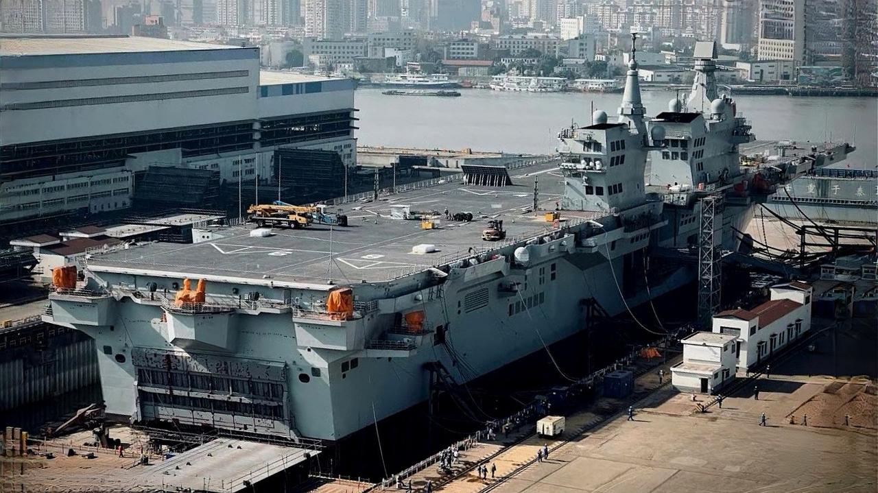 停机位已画好，档焰板竖起，期待早日测试舰载机起降