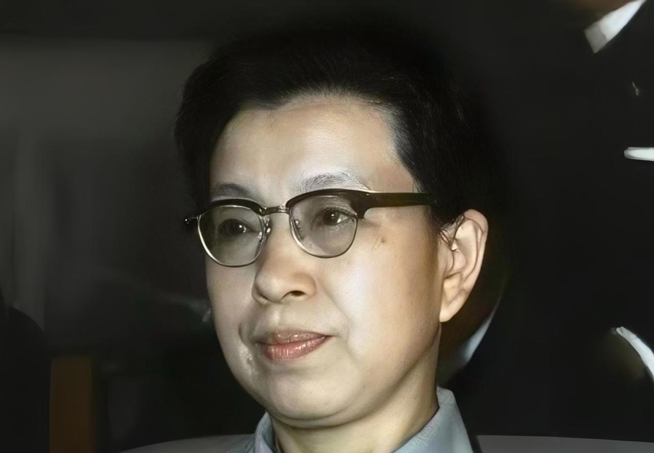 在一次会议上，南京军区政委廖汉生正在汇报工作，江青却打断他的发言，指责他在南京军