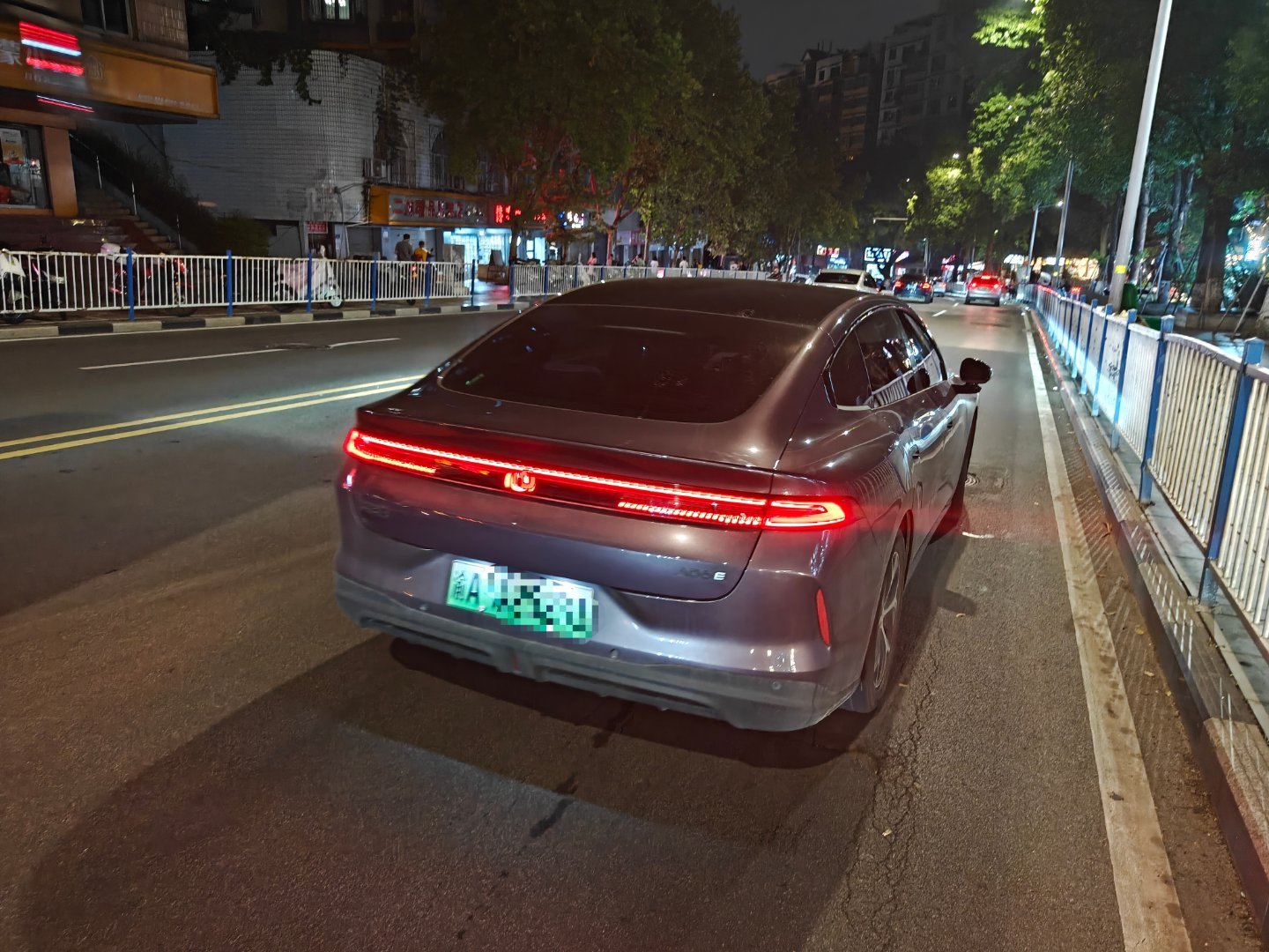打车叫到一辆启源A06这车10万出头，配置简直离谱不光后排巨大，座椅还能调很躺师