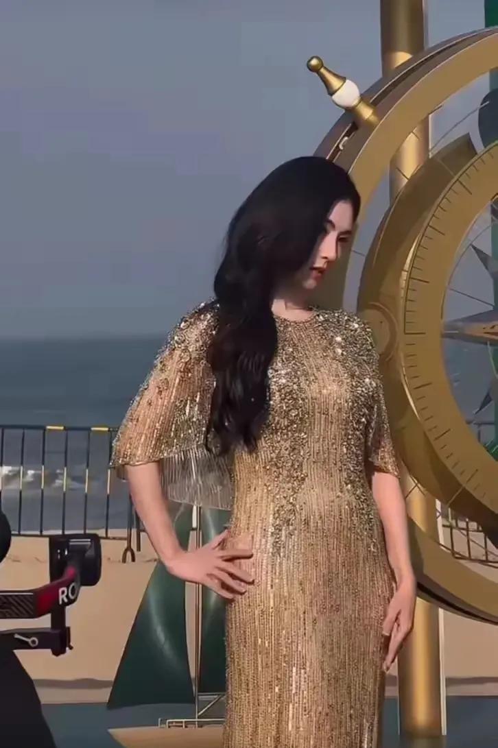 张柏芝才是真正的大美女啊！45了！路人拍还是这么美！腹部粗了点，手也糙了些但
