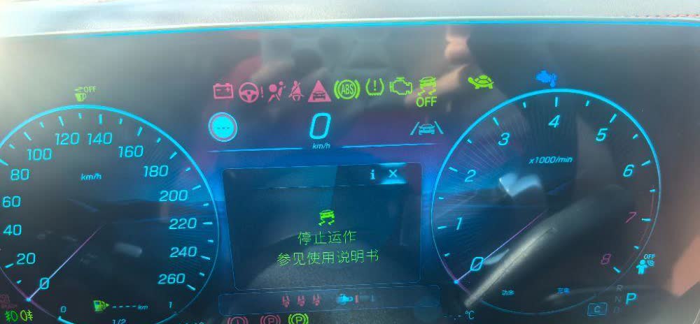 奔驰GLC新车，开了2671公里，突然起动不了了，多个故障灯亮。奔驰车主周先生称