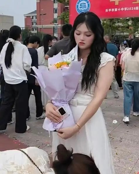 妈妈辛苦准备成人礼物，白裙女儿全程拉长脸