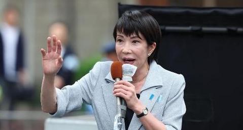 所有人都在等中国对日本出手，结果海关数据一公布，全都懵了。2025年11月，中国