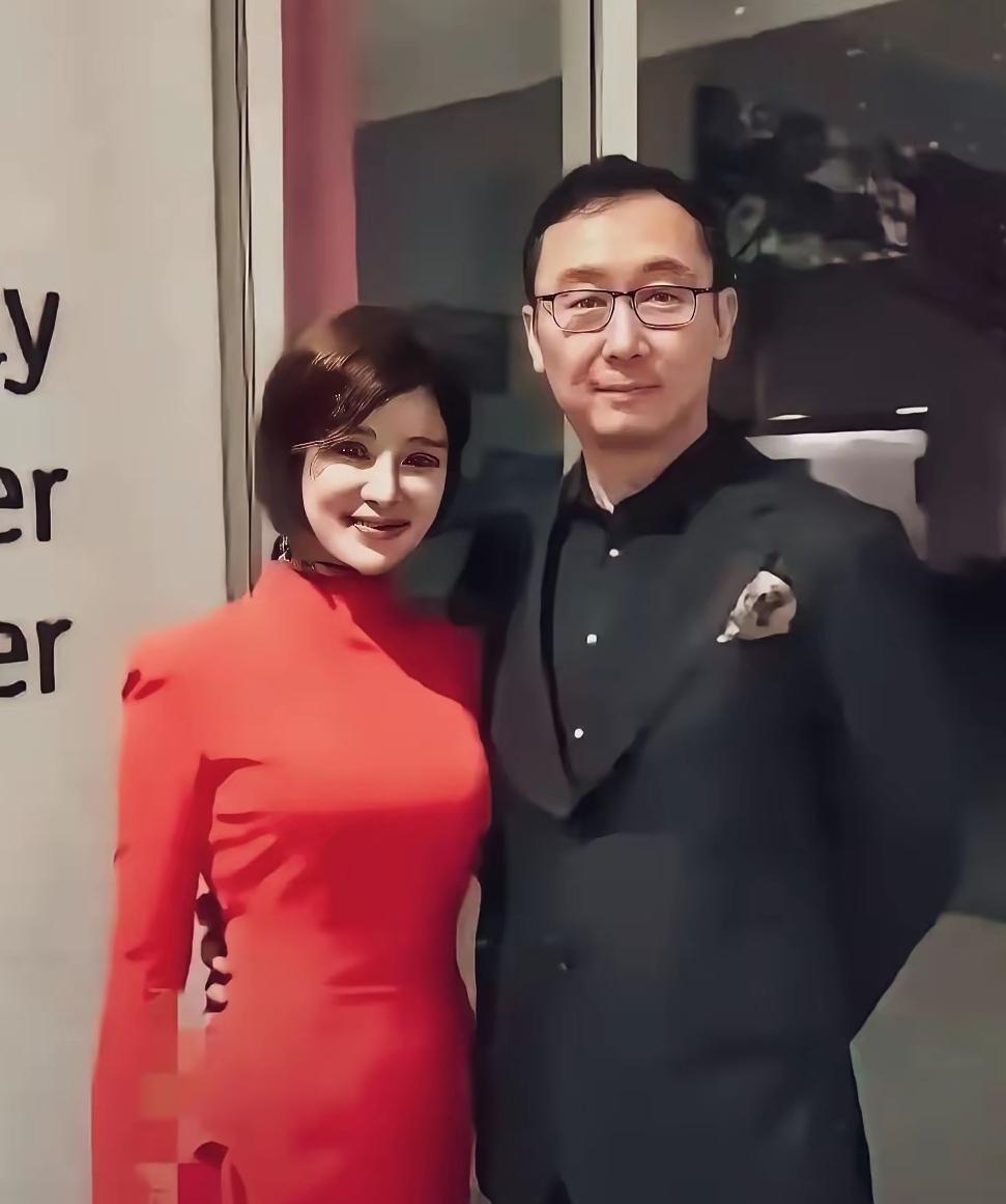 太真实了！同一个男人，和不同女性的同框合影。喜不喜欢、亲疏远近，眼神和肢体